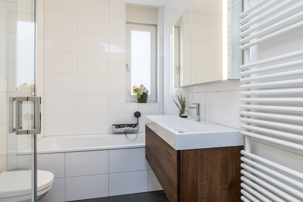 Foto - Te koop: In een rustige en kindvriendelijke woonomgeving staat deze moderne geschakelde twee-onder-een-kapwoning (bouwjaar 2011) met aangebouwde stenen garage, stijlvolle overkapping, vier slaapkamers, twee...